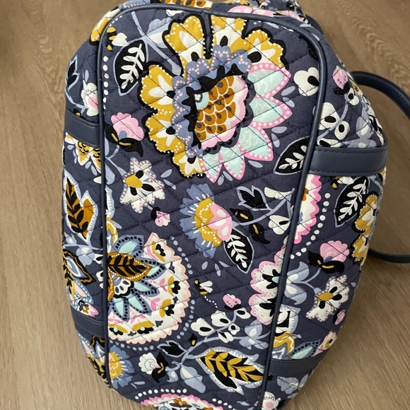 *SALE* VERA BRADLEY Quilted Bag & KEY TAG, 6 interior pockets. Holds a lot - Picture 6 of 9